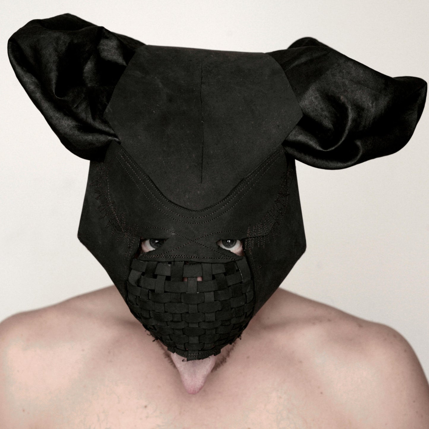 máscara en piel nobuk